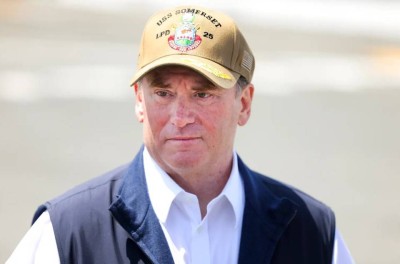 "الأسطول الذهبي" في قلب الأزمة.. لماذا أُقيل وزير البحرية الأمريكي فجأة؟