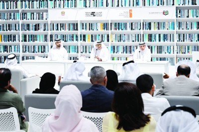 محمد المزروعي وعبدالله ماجد آل علي ومبارك الناخي خلال الإعلان عن المشروع