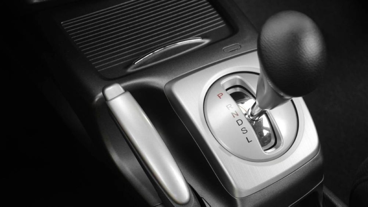 ما هو وضع "L" في ناقل حركة السيارة ومتى يُنصح باستخدامه؟