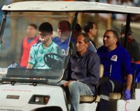 أثناء مغادرة «قطة» للملعب بعد تعرضه للإصابة