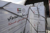 طائرة إغاثة محملة بـ 100 طن من المواد الغذائية تغادر إلى غزة