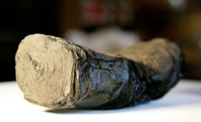 الذكاء الاصطناعي يفك لغز "بردية" محروقة منذ 2000 عام