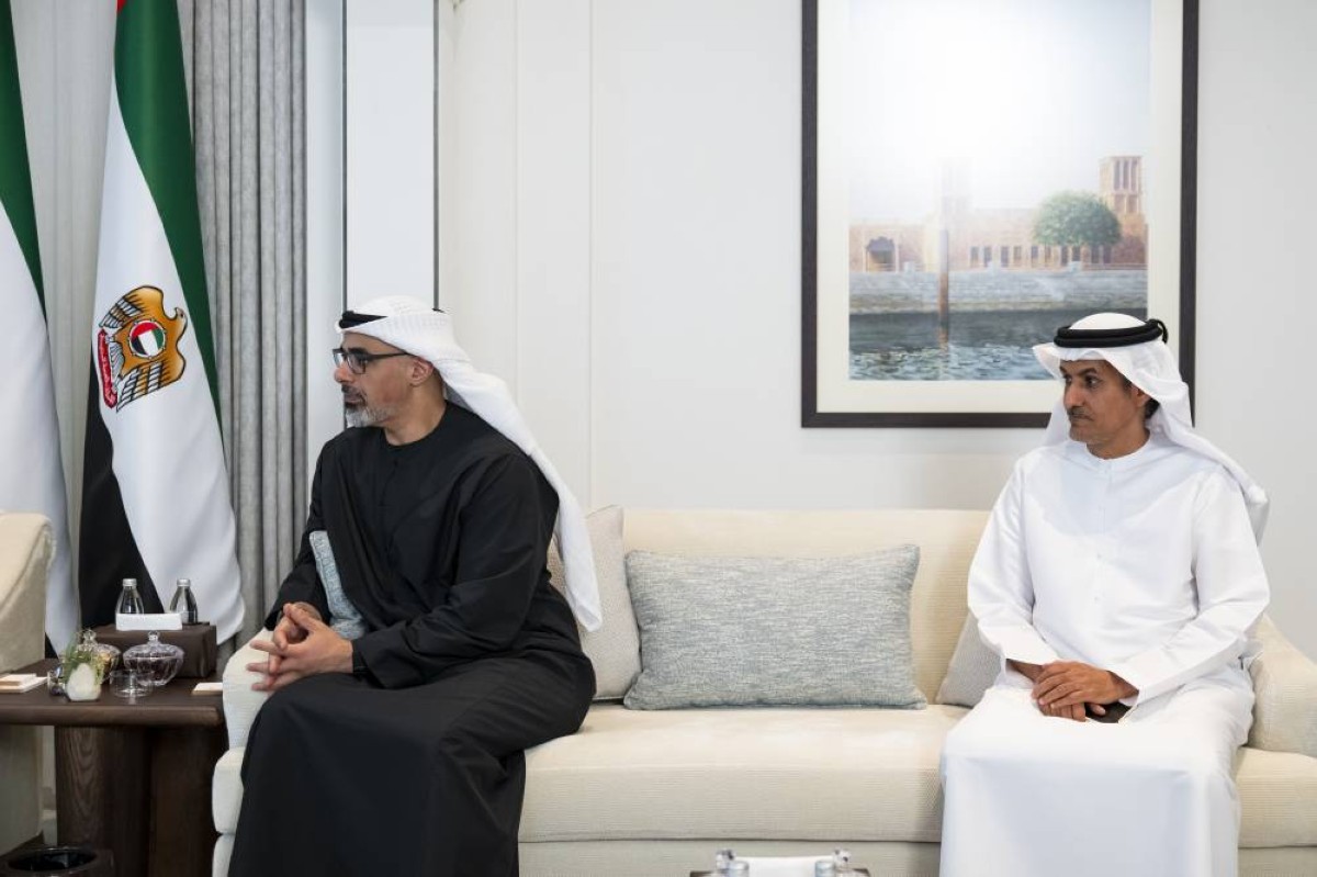 خالد بن محمد بن زايد وعلي الشامسي خلال اللقاء