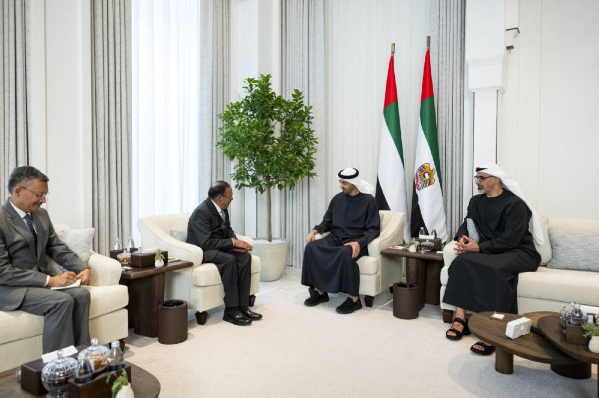 محمد بن زايد خلال اللقاء بحضور خالد بن محمد بن زايد وأجيت دوفال | تصوير: عبدالله البدواوي 