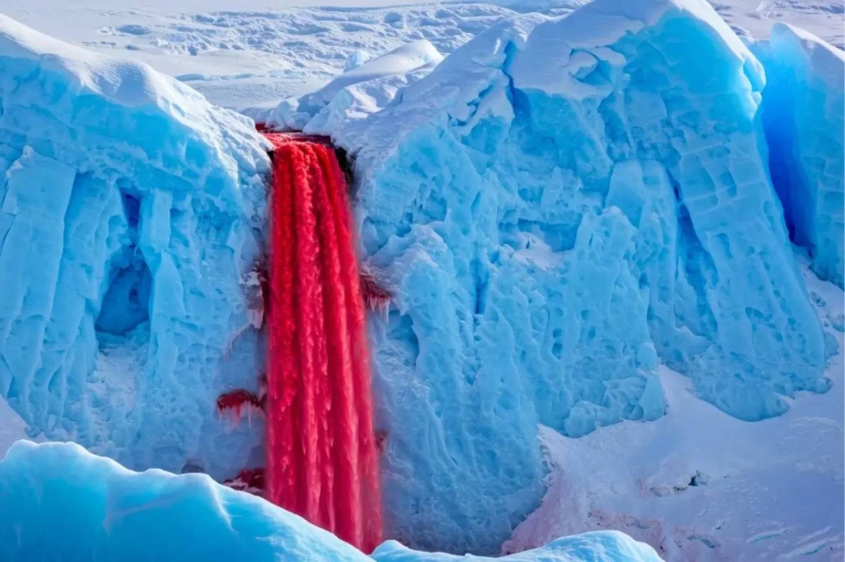 في 19 درجة تحت الصفر… مياه حمراء غامضة تستمر في الجريان بلا تجمُد