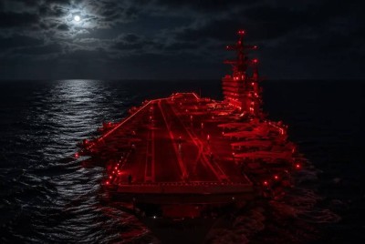 حياة بلا شمس.. كيف يعمل نصف طاقم أخطر حاملة طائرات في الظلام؟