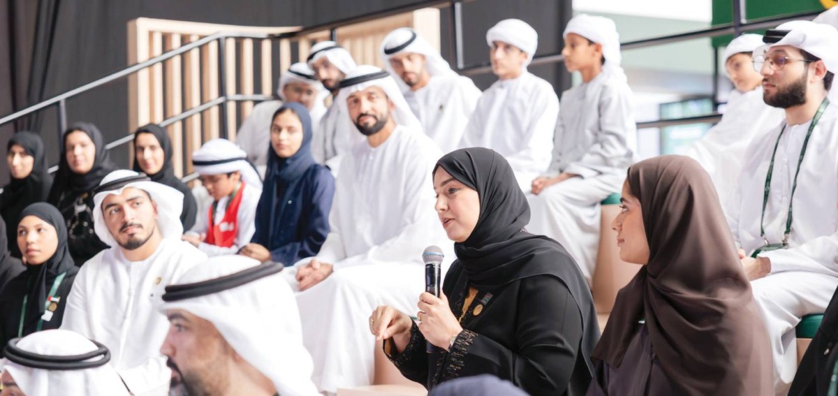 آمنة الضحاك وسلطان النيادي خلال الجلسة الحوارية