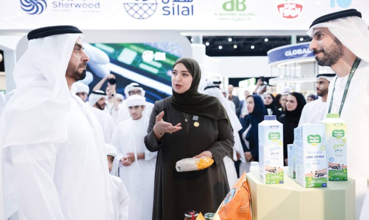  سيف بن زايد يستمع إلى شرح من آمنة الضحاك عن الأجنحة المشاركة  