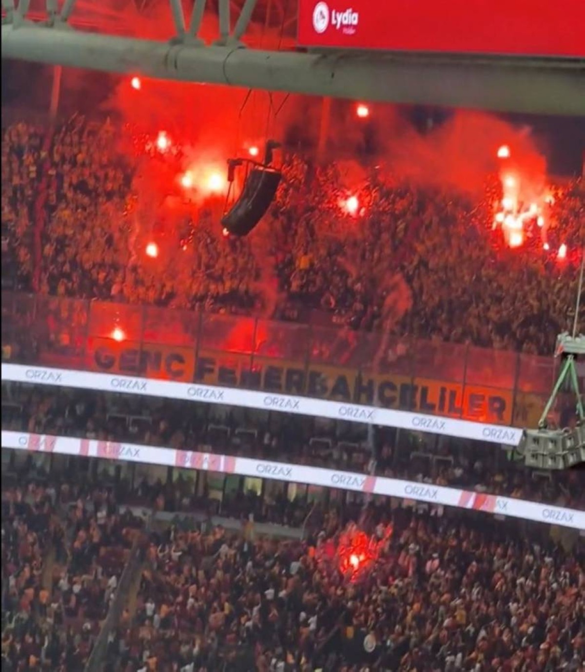 ديربي إسطنبول بين الشغف والفوضى