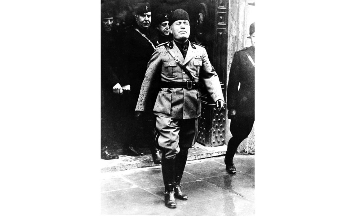 1945 إعدام الزعيم الإيطالي بينيتو موسوليني بعد هزيمته في الحرب العالمية الثانية.
