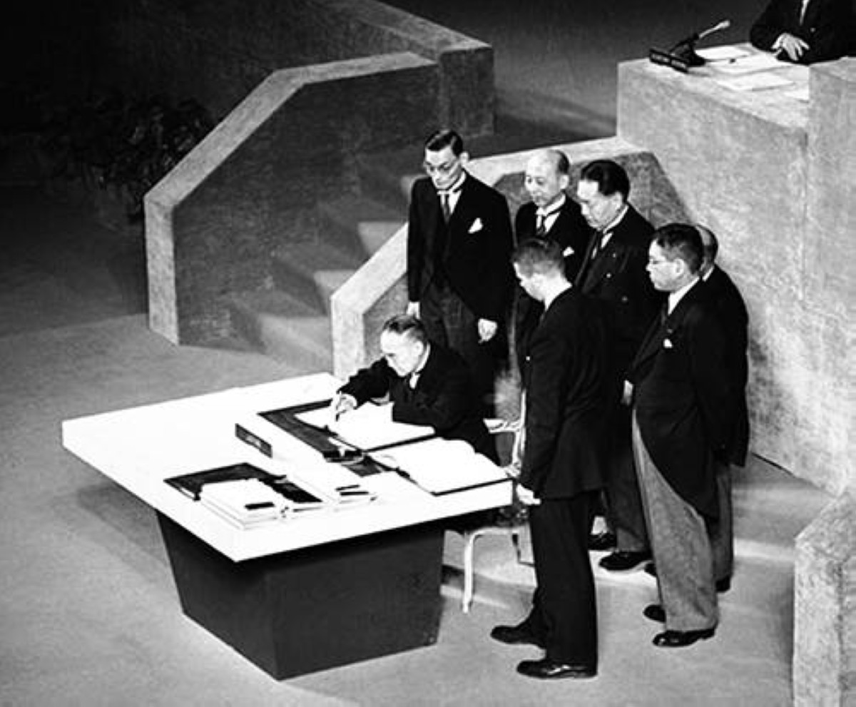 1952 نهاية الاحتلال الأمريكي لليابان بتوقيع معاهدة السلام في سان فرانسيسكو.
