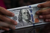 الدولار يتأرجح مع تقييم المتداولين لتعثر المحادثات بين أمريكا وإيران