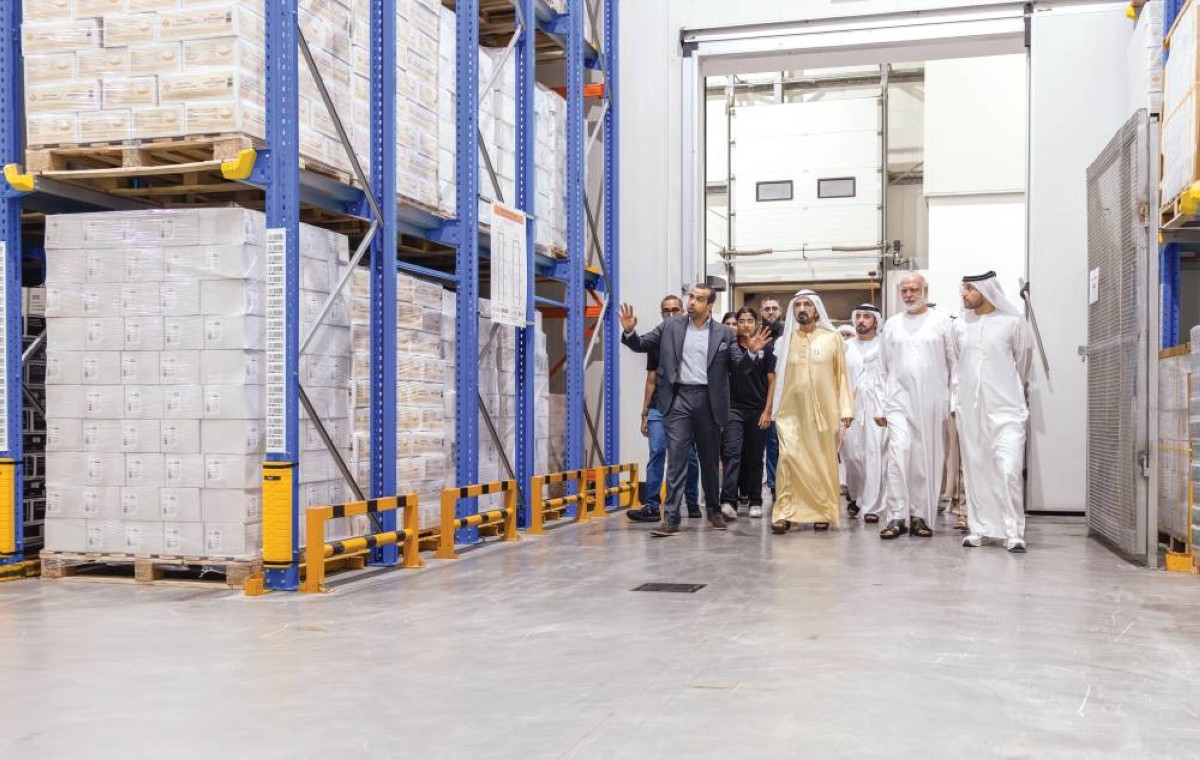 محمد بن راشد خلال اطلاعه على المخزون الاستراتيجي للمنتجات بحضور خليفة سليمان وسلطان السبوسي وسليم محمد ويوسف سليم |