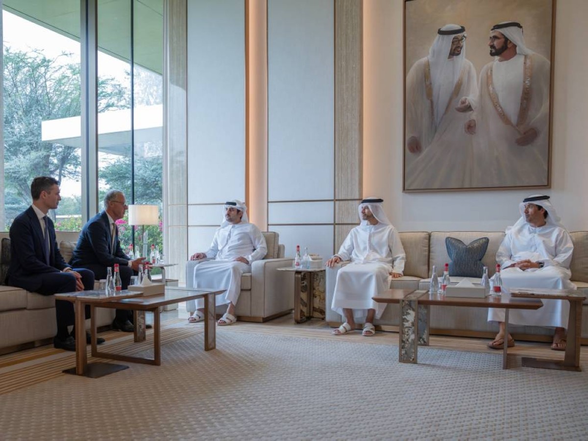 مكتوم بن محمد خلال لقائه روب لوكاس بحضور محمد الحسيني وهلال المري
