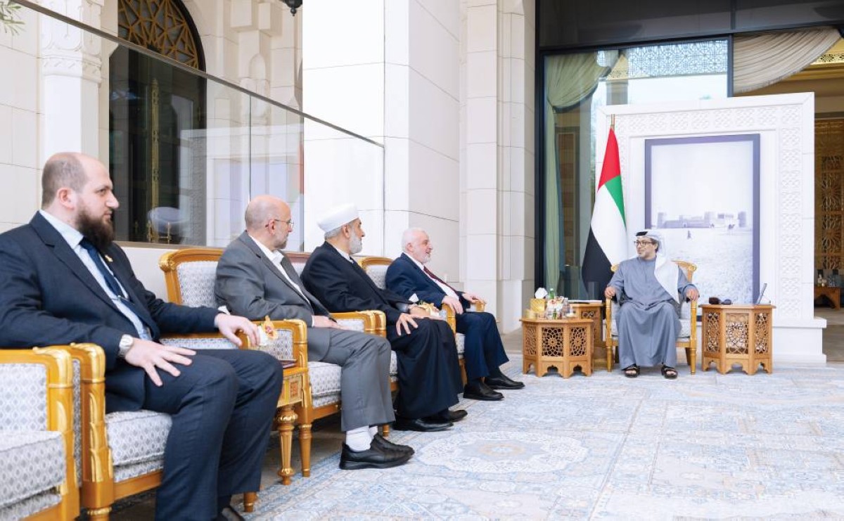 منصور بن زايد خلال استقباله محمد أبو الخير شكري والوفد المرافق 