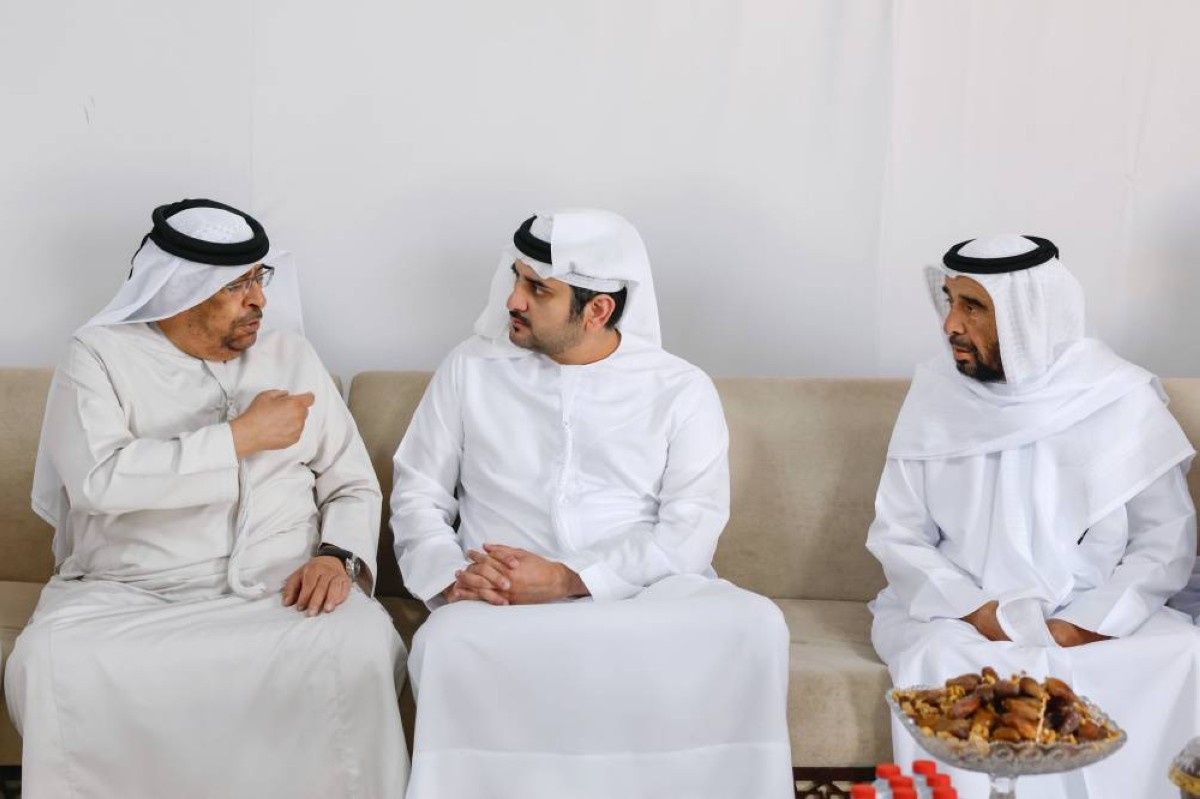 مكتوم بن محمد يقدم واجب العزاء في وفاة مطر خلفان بالروضة المزروعي