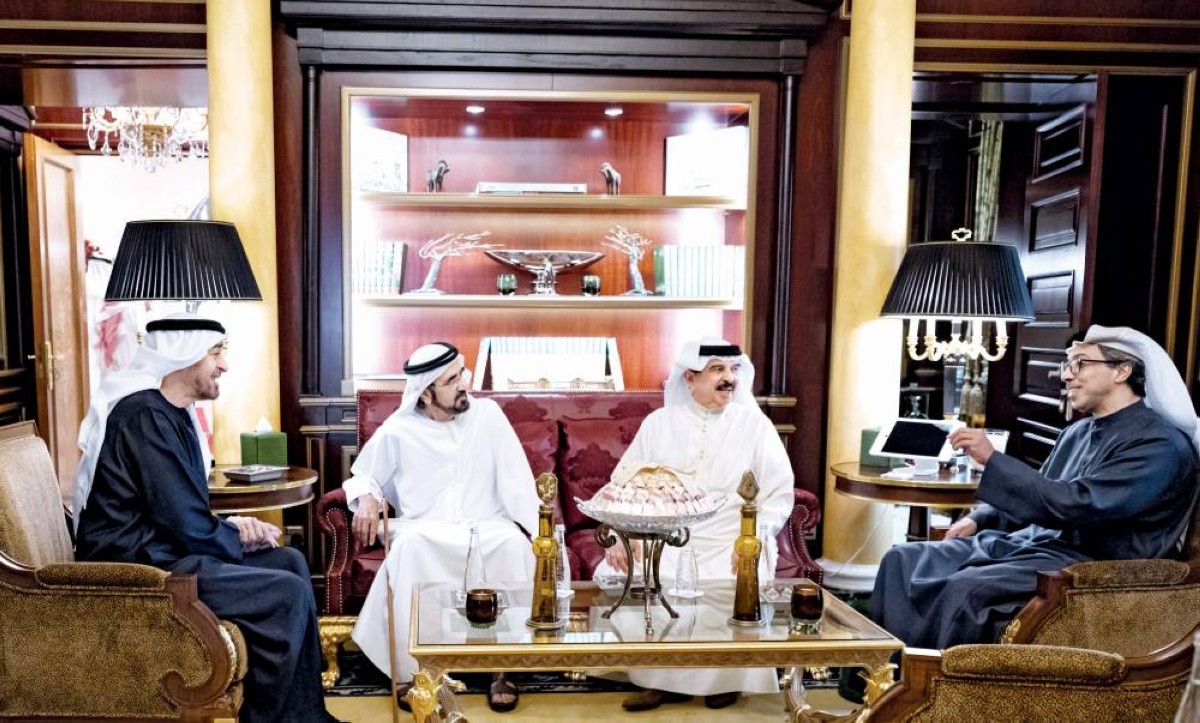 محمد بن زايد ومحمد بن راشد وحمد بن عيسى ومنصور بن زايد خلال اللقاء 