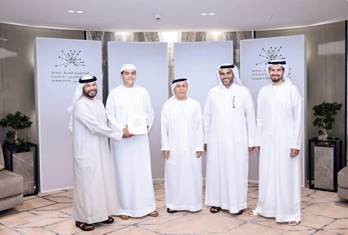 مطر الطاير ومروان بن غليطة وسعيد النظري خلال تكريم الطالب محمد الدحيل