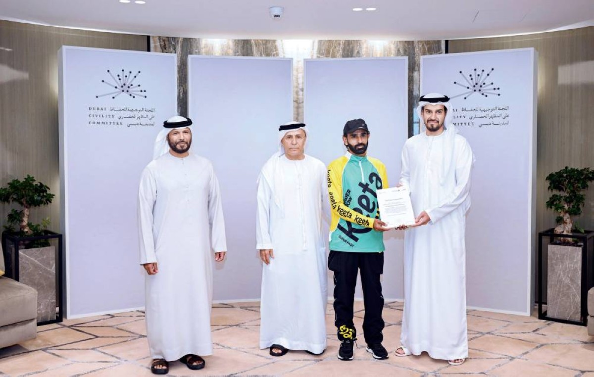 مطر الطاير ومروان بن غليطة خلال تكريم عظيم فايز موظف شركة «كيتا»