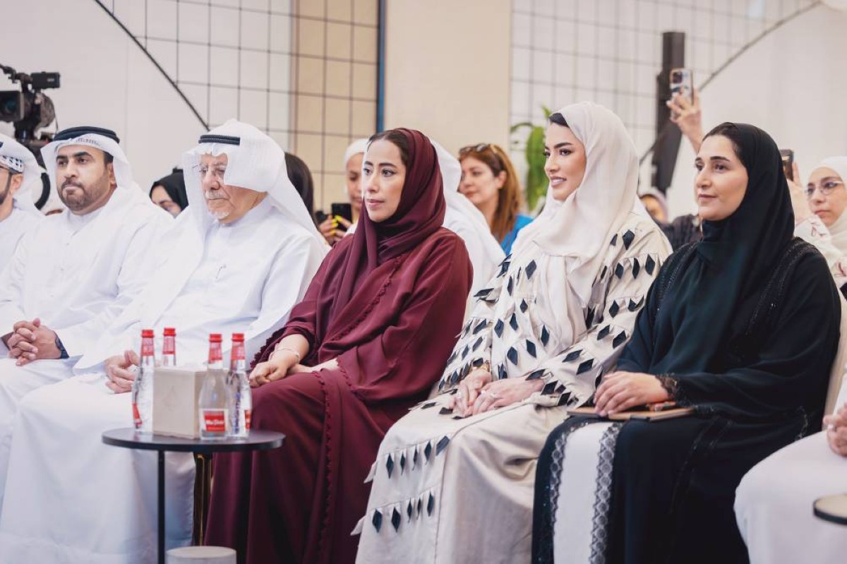 منى المرّي ومريم الملا وعارف الشيخ وجانب من الحضور خلال الجلسة