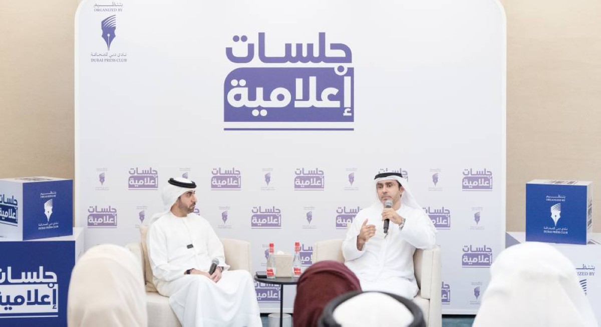 سلطان النعيمي خلال الجلسة الحوارية مع حامد بن كرم