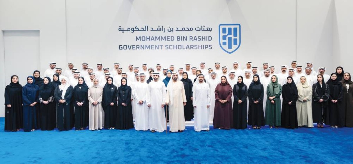 محمد بن راشد يتوسط بحضور حمدان بن محمد المشاركين في الدفعة الأولى للبرنامج