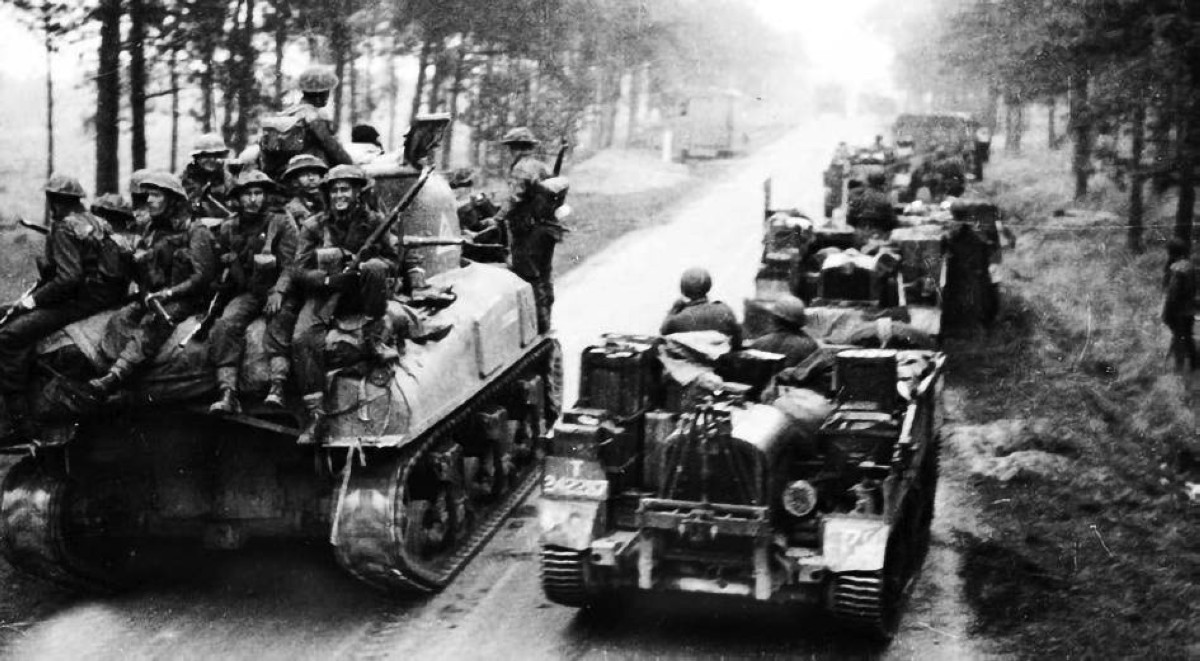 1945 -  قوات الحلفاء تدخل مدينة هامبورغ الألمانية خلال الحرب العالمية الثانية.