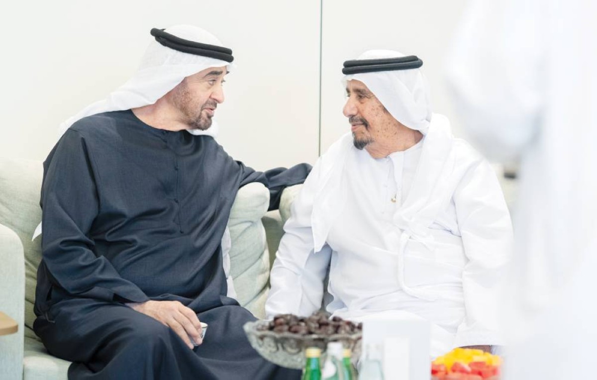 محمد بن زايد يتبادل الحديث مع محمد خميس الخييلي