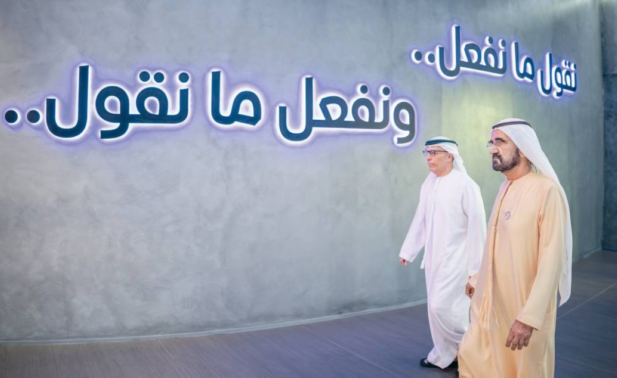  محمد بن راشد خلال الجولة بحضور مطر الطاير 
