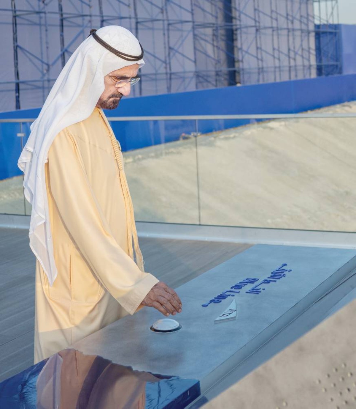  محمد بن راشد خلال إعطاء إشارة عمل حفار أنفاق الخط الأزرق 