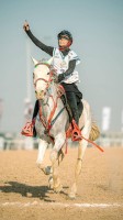 فاطمة العامري.. بطلة إماراتية استثنائية في سباقات الخيل والهجن