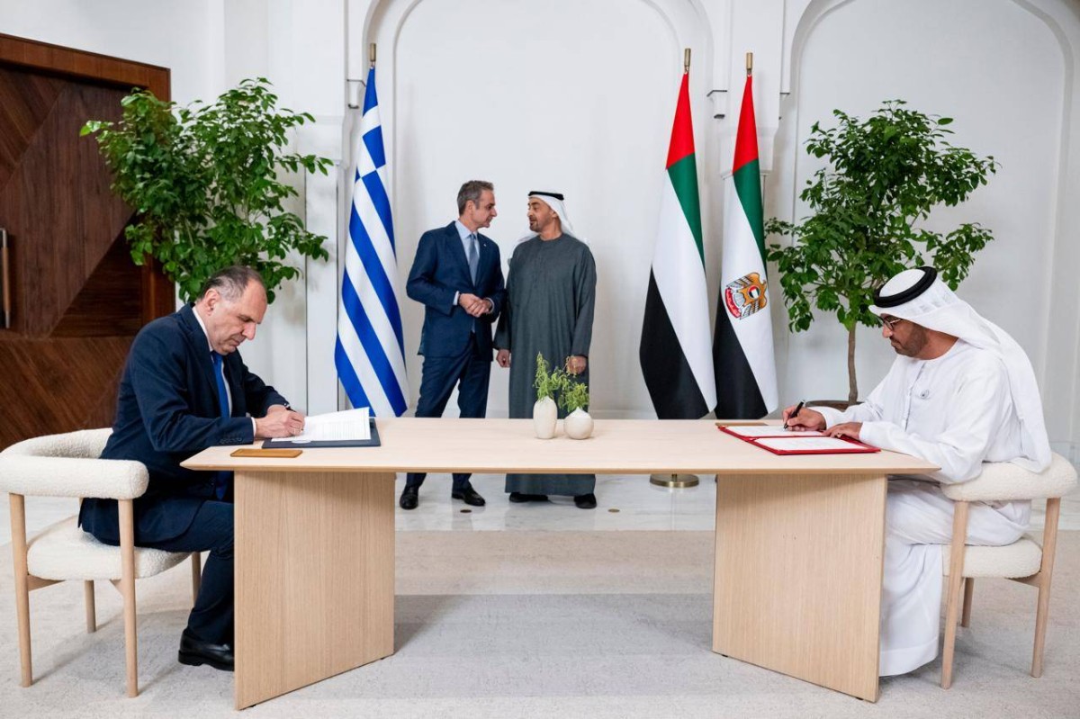 محمد بن زايد وكيرياكوس ميتسوتاكيس يشهدان توقيع سلطان الجابر وجورجوس جيرابيتريس مذكرة التفاهم