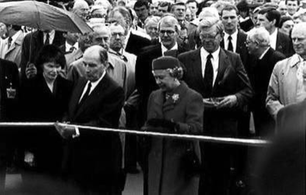 1994 -  تدشين نفق المانش المائي الذي يربط المملكة المتحدة بفرنسا.