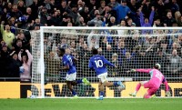 «حساب إيفرتون» يسخر من مشجع مانشستر سيتي (فيديو)