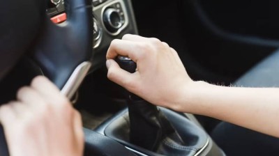 ماذا يعني الحرف "C" في ناقل الحركة اليدوي؟