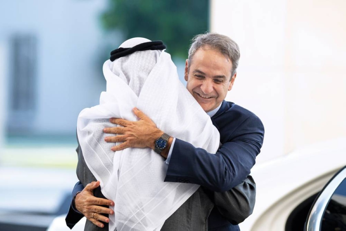 محمد بن زايد مستقبلاً كيرياكوس ميتسوتاكيس