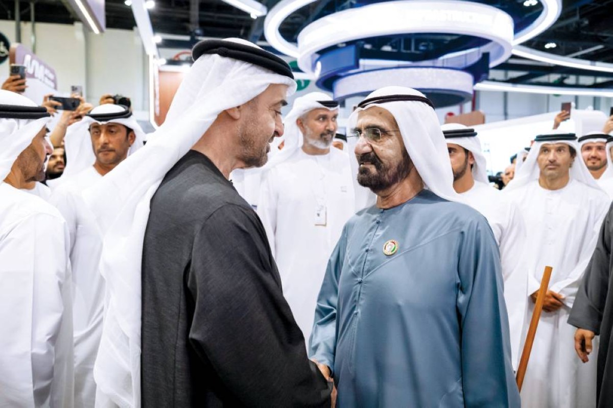 محمد بن زايد مصافحاً محمد بن راشد بحضور حمدان بن محمد