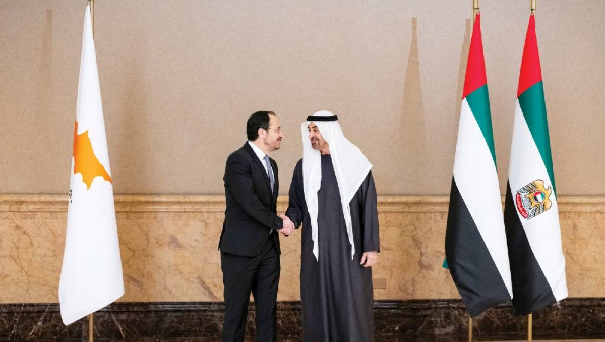 رئيس الدولة مصافحاً رئيس قبرص 