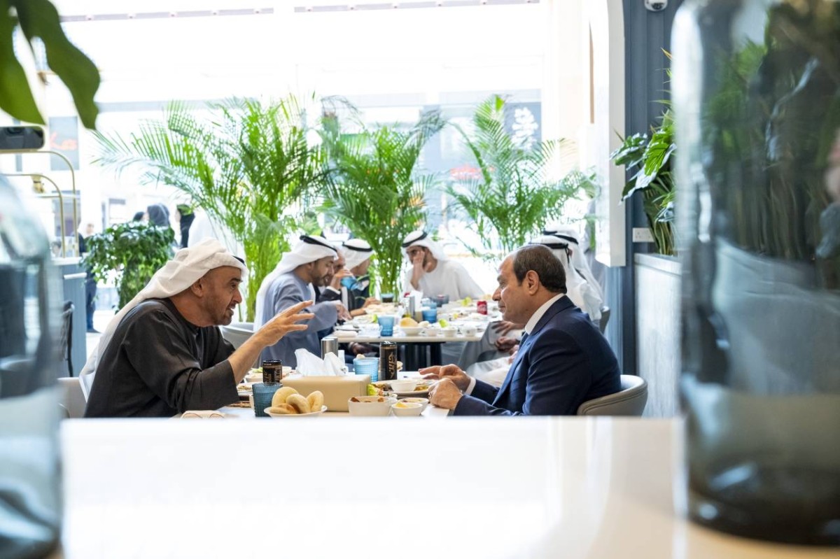 محمد بن زايد خلال لقائه عبدالفتاح السيسي بحضور عبدالله بن زايد وعمر العلماء 
