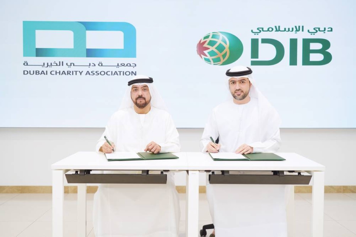 نواف الريسي وعادل السويدي خلال توقيع الشراكة