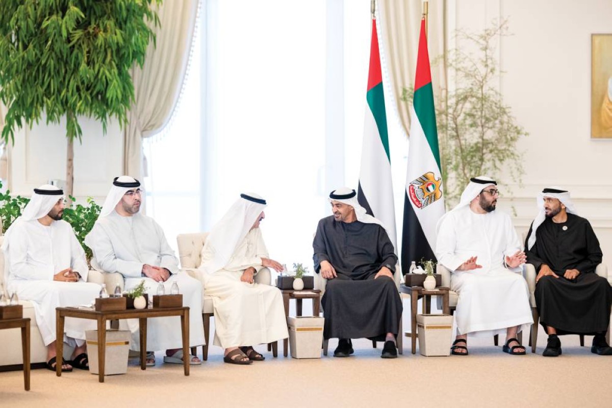 محمد بن زايد في حديث مع سعود المعلا بحضور راشد وأحمد بن سعود ونهيان بن زايد |