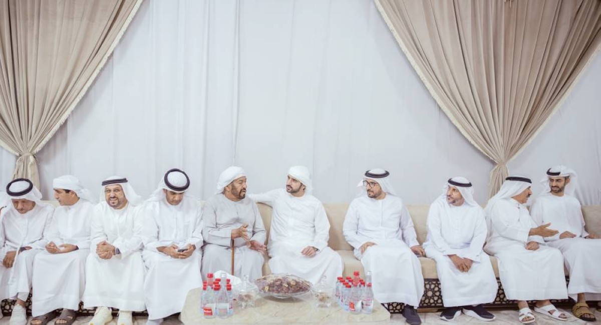 حمدان بن محمد معزياً أسرة الفقيد بحضور سعيد بن مكتوم وعمر العلماء