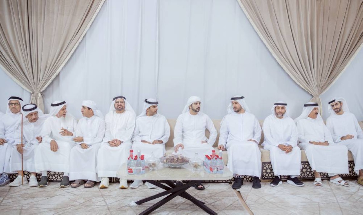 حمدان بن محمد خلال تقديمه واجب العزاء بحضور سعيد بن مكتوم وعمر العلماء