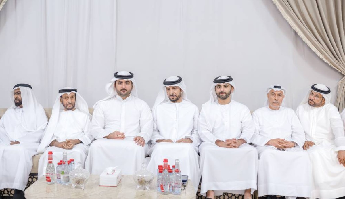  منصور بن محمد خلال تقديمه واجب العزاء بحضور محمد بن مكتوم وسعيد الرقباني
