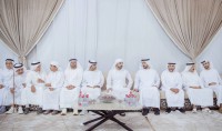 حمدان بن محمد خلال تقديمه واجب العزاء بحضور سعيد بن مكتوم وعمر العلماء