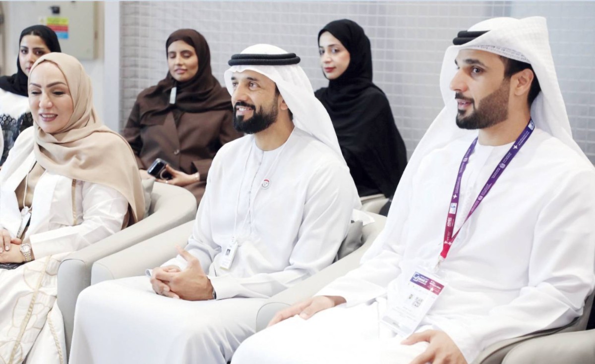سلطان النيادي ومسؤولون خلال الجلسة