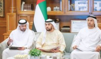 حمدان بن زايد خلال اللقاء بحضور محمد خليفة المبارك