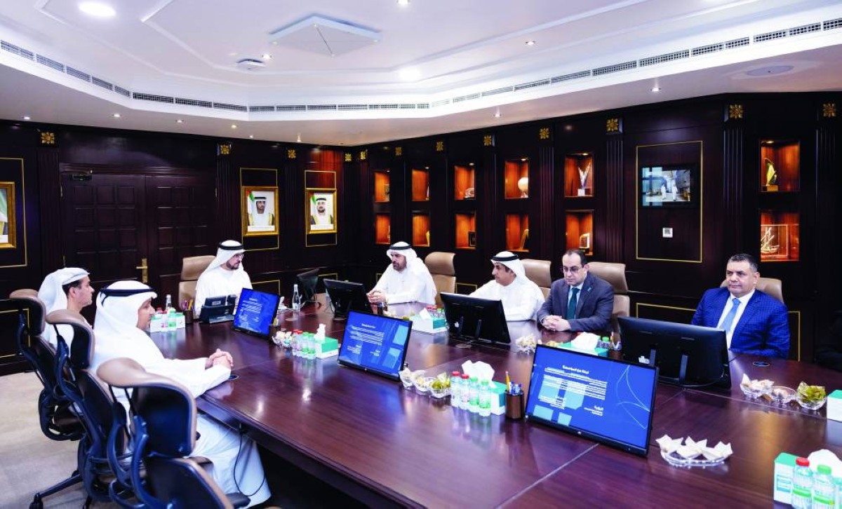 سعيد الطاير وجمال بن حويرب خلال اللقاء بحضور ممثلي الجانبين