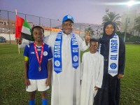 عائلة يعيش أفرادها باللون الأزرق