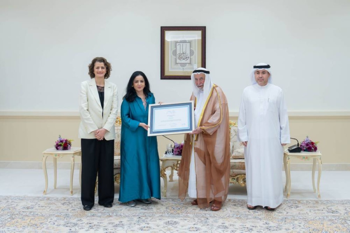 سلطان القاسمي متسلماً شهادة تجديد الاعتراف بالشارقة «مدينة صديقة للطفل» من لنا الوريكات